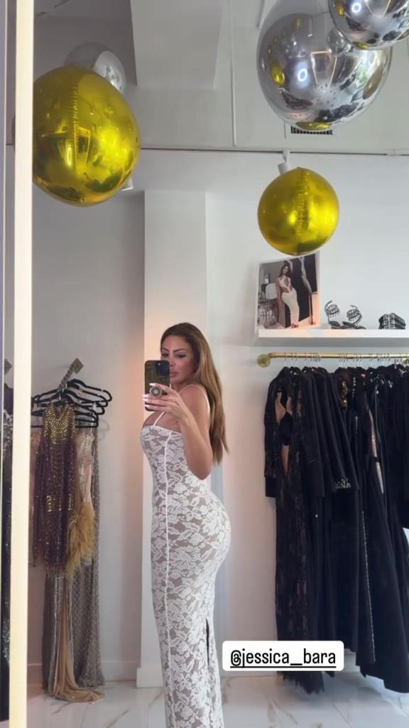 徐娘半老！皮蓬前妻穿吊帶裙自拍，這身材也太炸裂了！