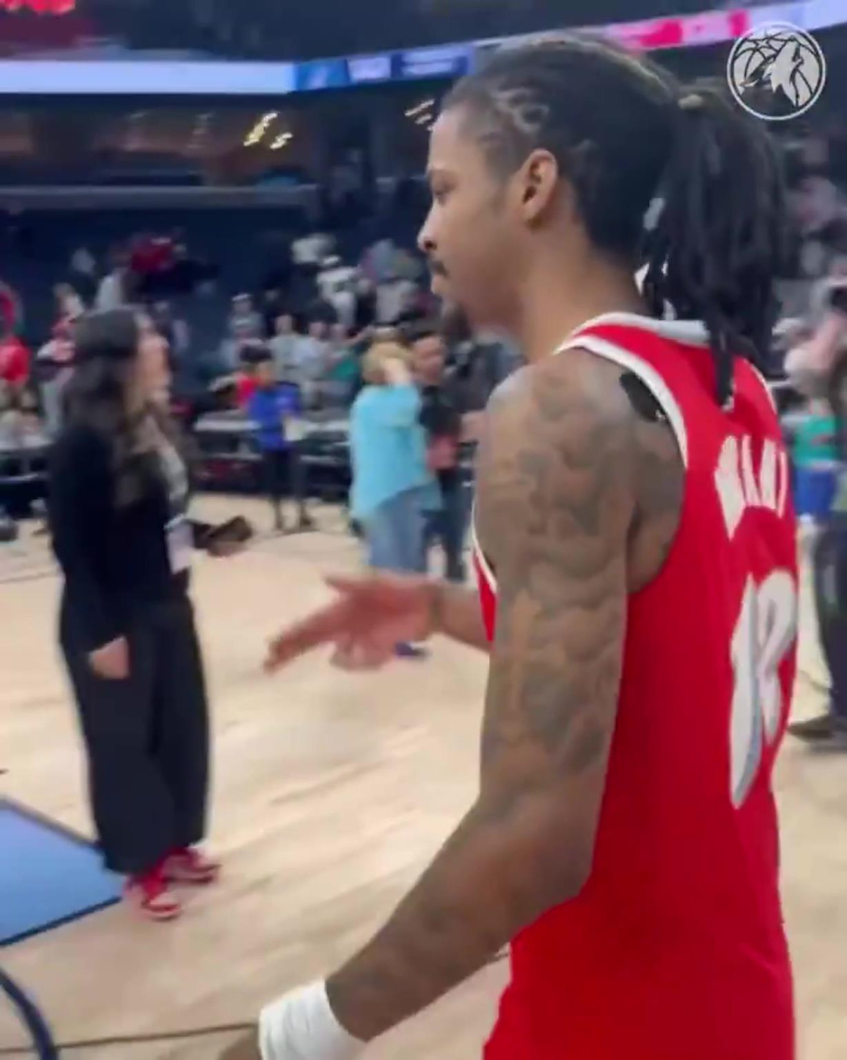 笑死！莫蘭特賽后與華子握手，竟然也是比出“手槍”的手勢(shì)