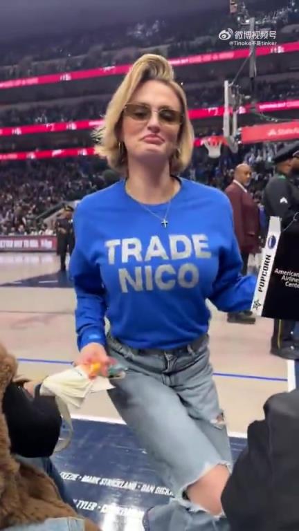 主場不準(zhǔn)球迷打印“解雇Nico”標(biāo)語，女球迷就出此下策