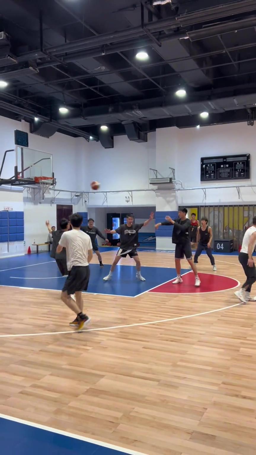 對(duì)手回家后：老婆，我今天在野球場匹配到巔峰馬刺隊(duì)了！