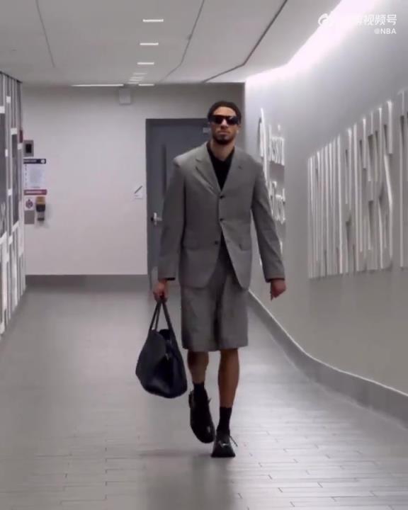 時(shí)尚潮男！哈利今日一身灰西裝短褲墨鏡搭配入場 腿真細(xì)！