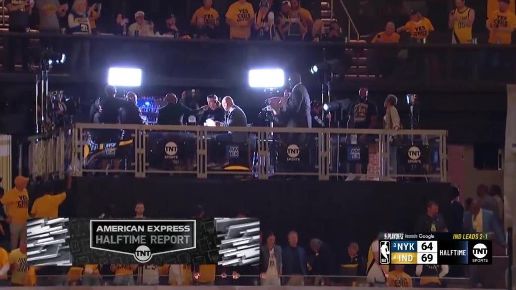 ??？轉(zhuǎn)播鏡頭給到解說看臺，奧尼爾居然抱著一個人在彎舉