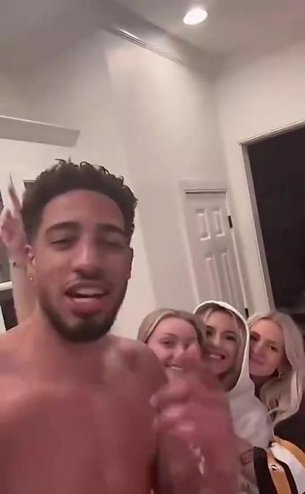 今日怒砍歷史級三雙！哈利此前光著膀子與三位金發(fā)美女同框