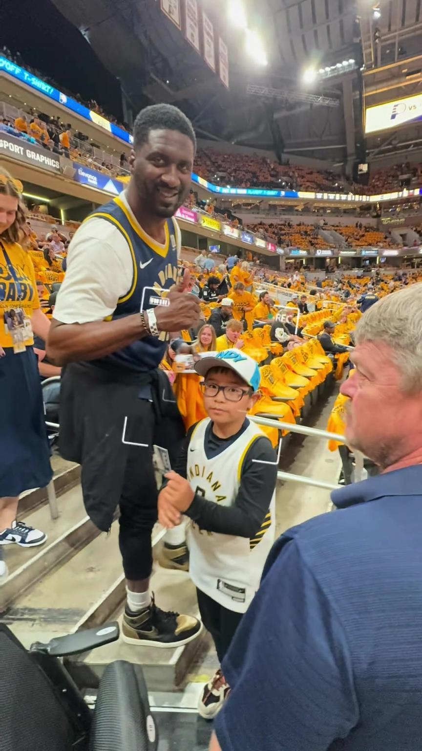 現(xiàn)在真成高圓圓了！步行者名宿希伯特現(xiàn)身主場給小球迷簽名