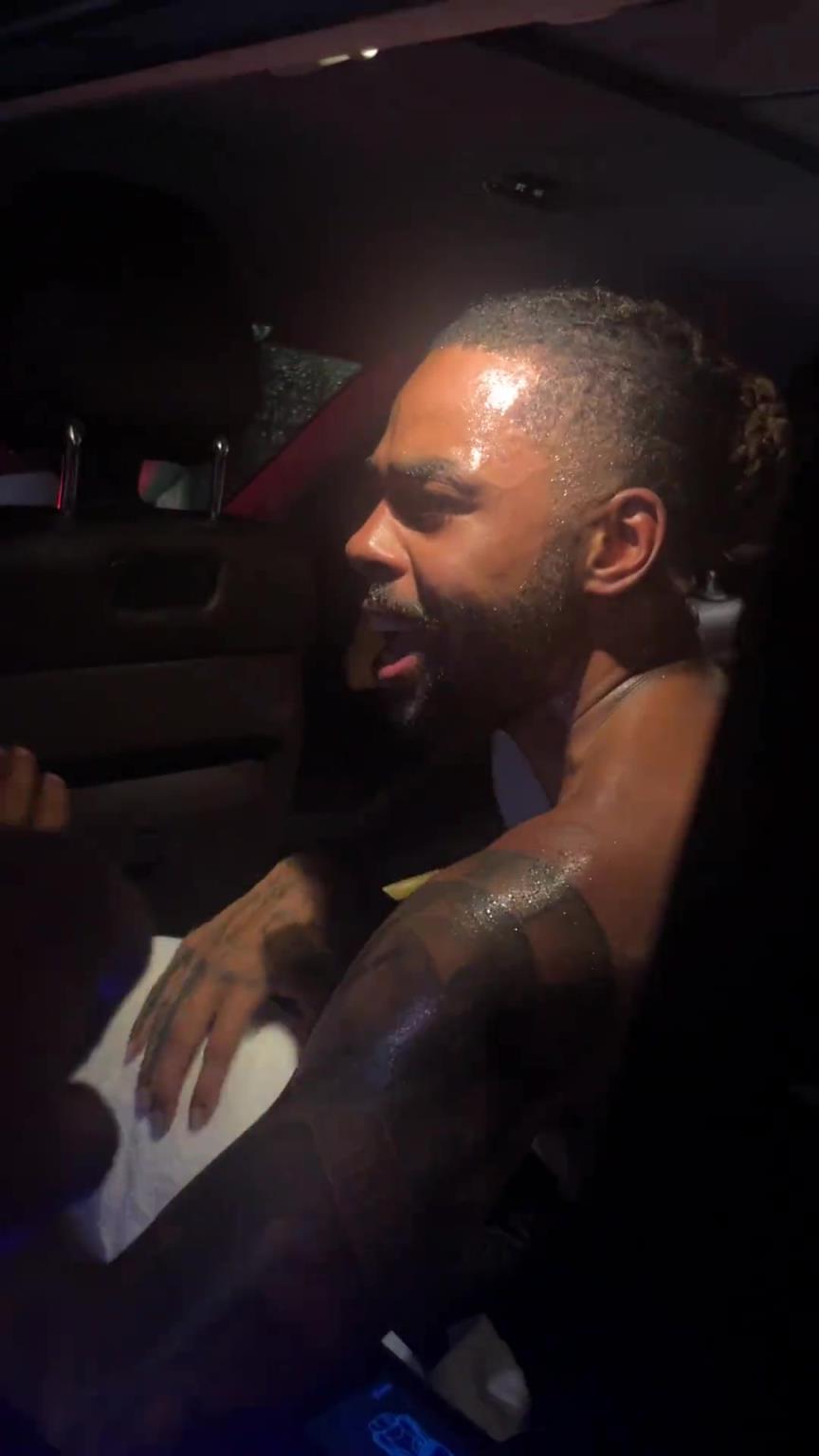 太熱情了！拉塞爾中國行坐車離開球迷們被團(tuán)團(tuán)圍住