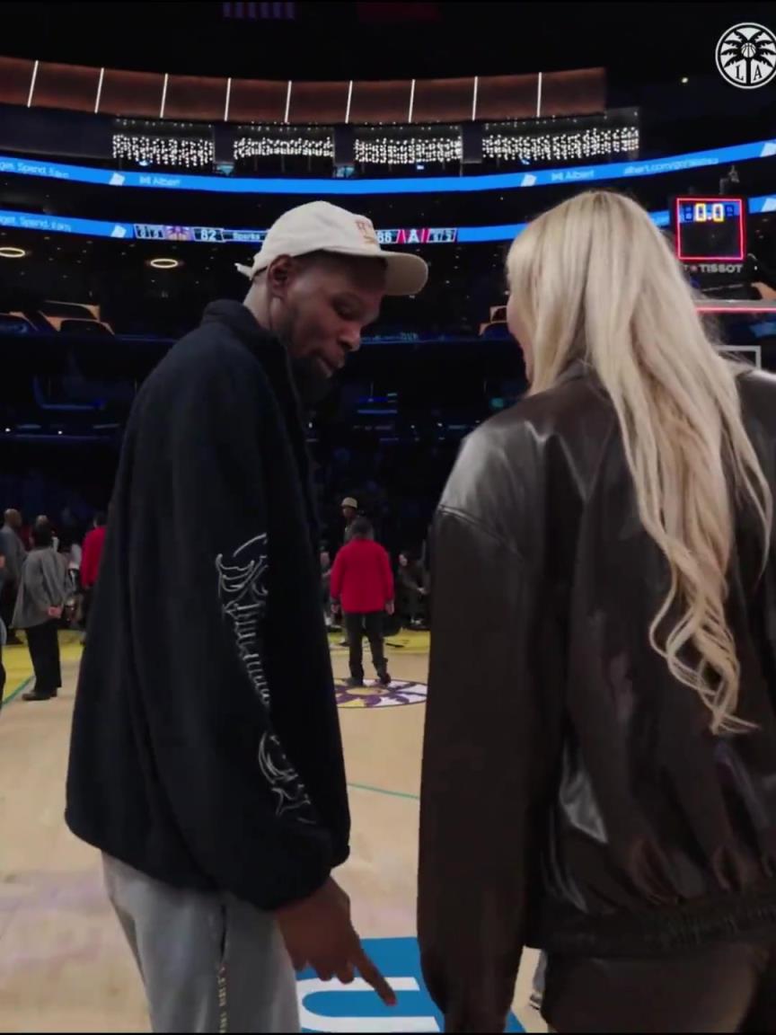 小帥這氣質(zhì)！杜蘭特與庫里教妹布林克擁抱，眼睛好像一直偷瞟布林克大長腿