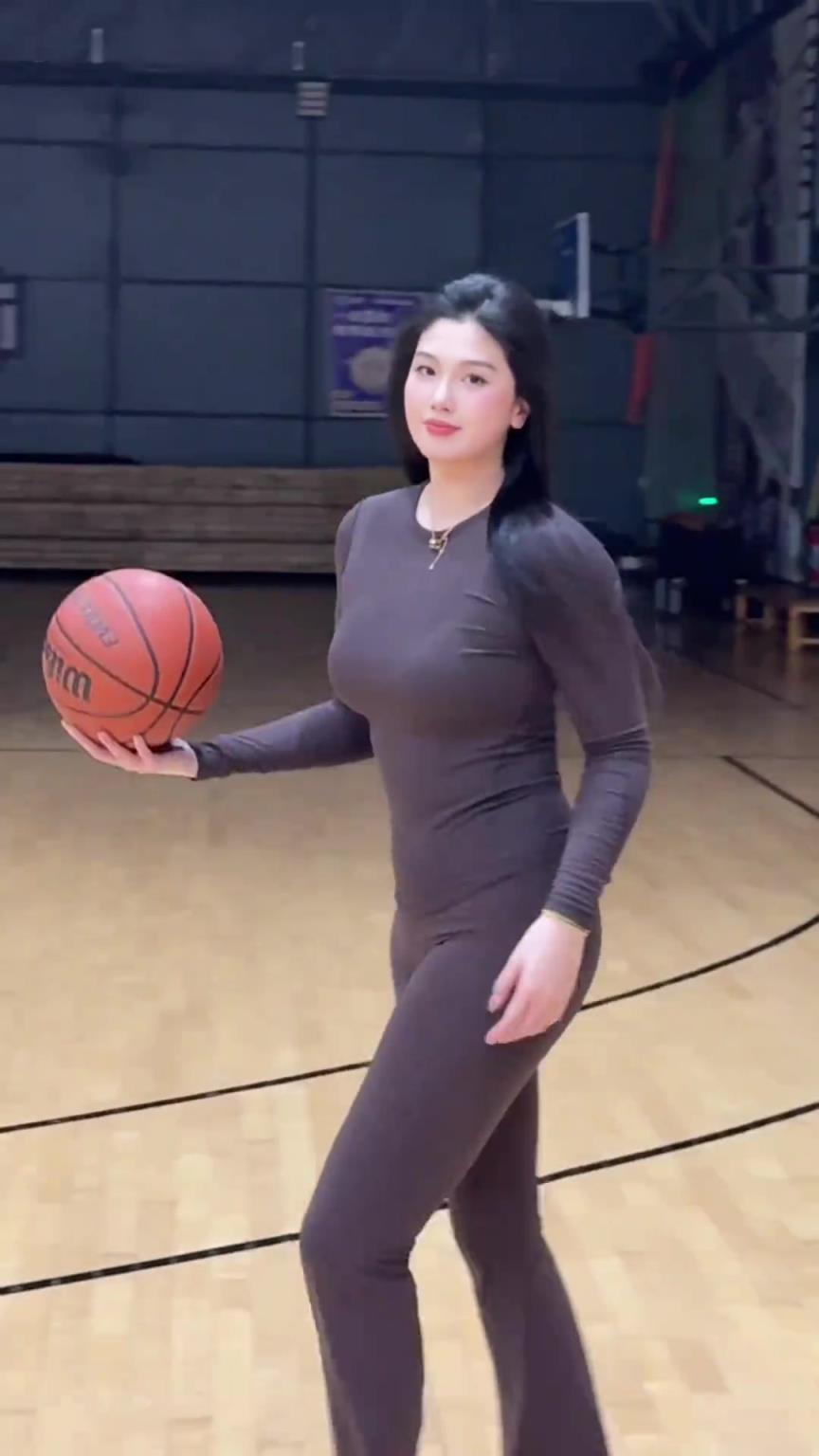 低配版卡戴珊！野球場肘姐這身材，懂的吧友都懂！