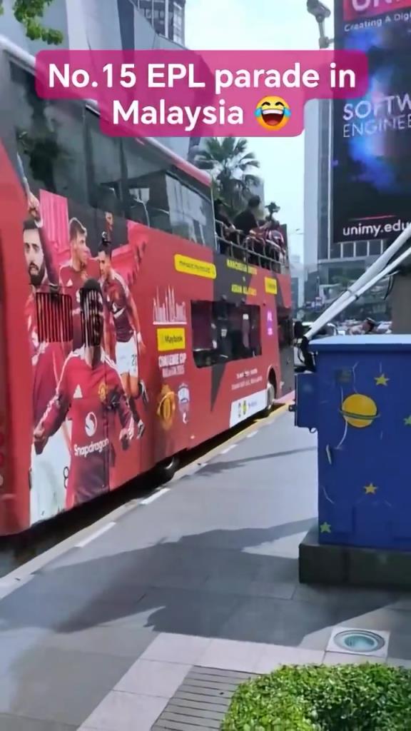 游街示眾？曼聯在馬來西亞街頭大巴游行，球迷笑噴