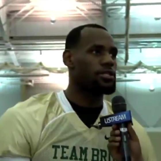 哥兩個還會這個?。?1年NBA停擺期間老詹和阿杜組隊玩橄欖球