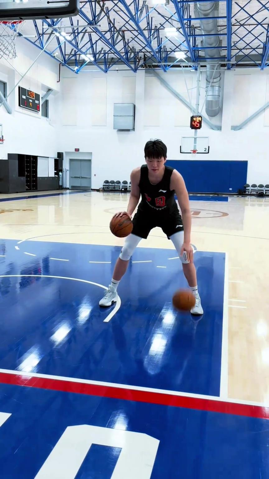 楊瀚森今日份訓(xùn)練！這個(gè)左右手運(yùn)球協(xié)調(diào)性真不錯(cuò)