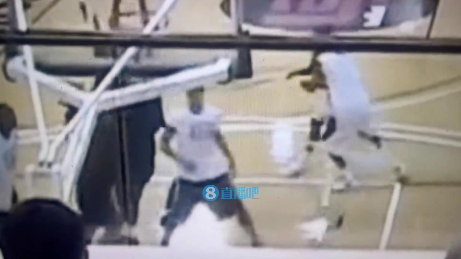 引熱議！美媒翻舊賬：當(dāng)年詹姆斯被大學(xué)生隔扣，耐克沒(méi)收了錄像帶