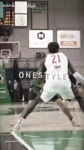 正統(tǒng)美式后衛(wèi)！JD戴維森炒菜后低手合球，對(duì)抗上籃打進(jìn)！
