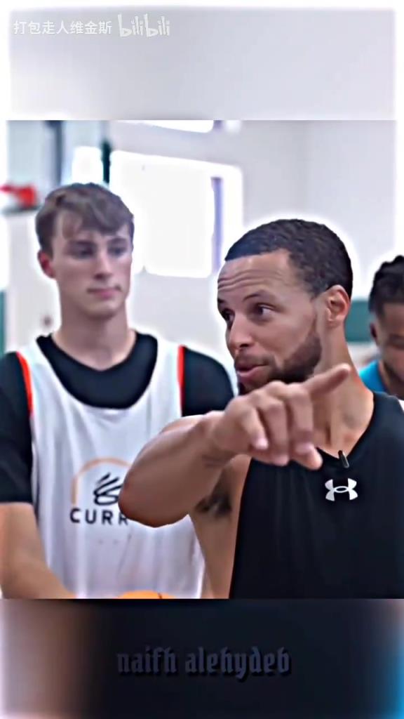 庫(kù)里：其實(shí)這個(gè)暴扣是我教的！當(dāng)弗拉格出現(xiàn)在庫(kù)里的訓(xùn)練營(yíng)！