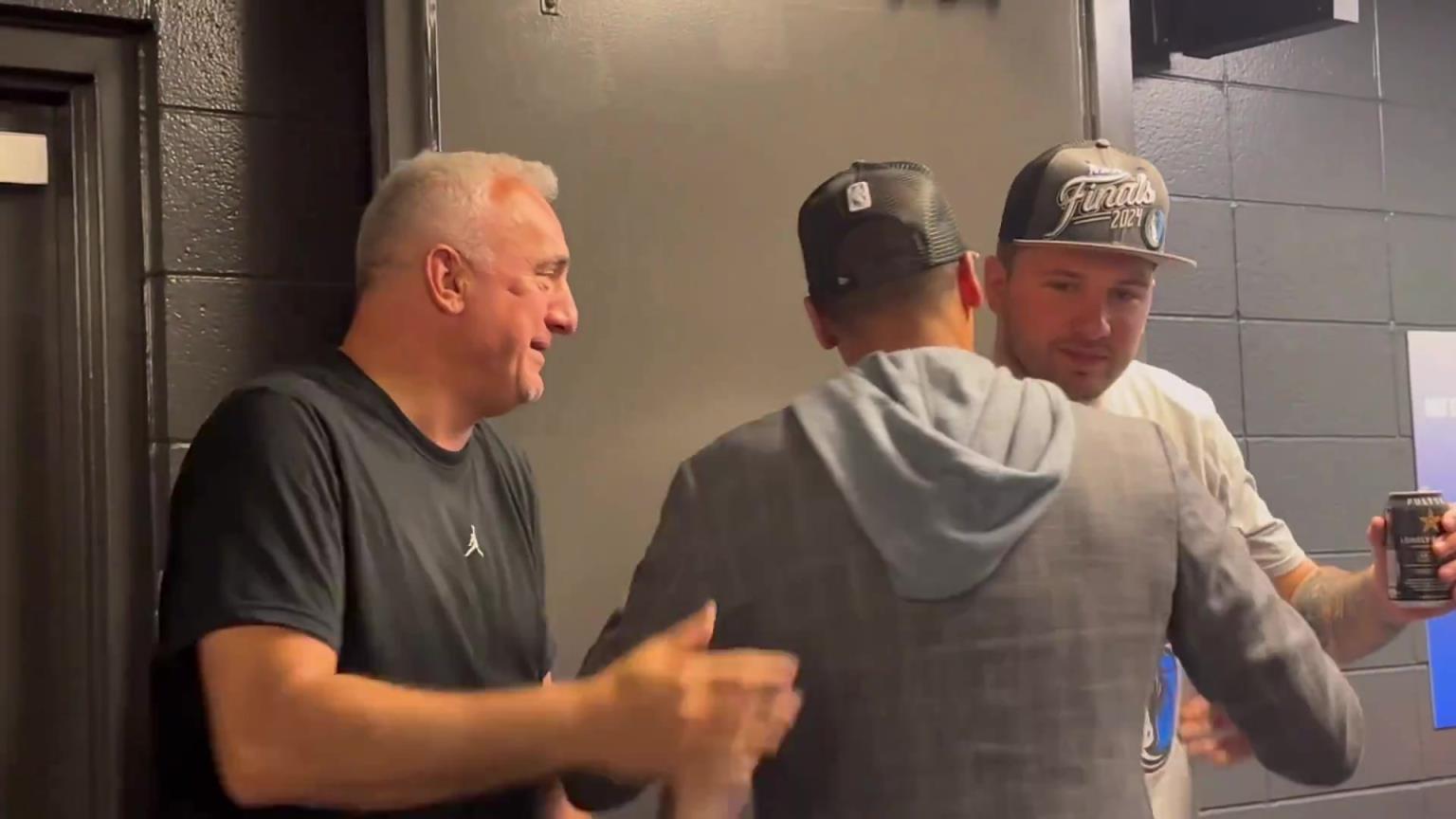 去年的今天，東契奇率隊(duì)殺入總決賽，賽后喝啤酒被芬利沒(méi)收