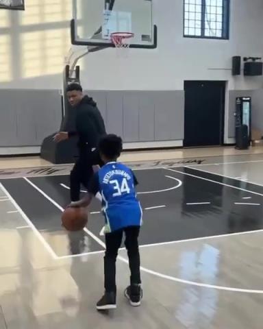 交易價(jià)值急劇下降！字母哥和小球迷單挑被當(dāng)面絕殺