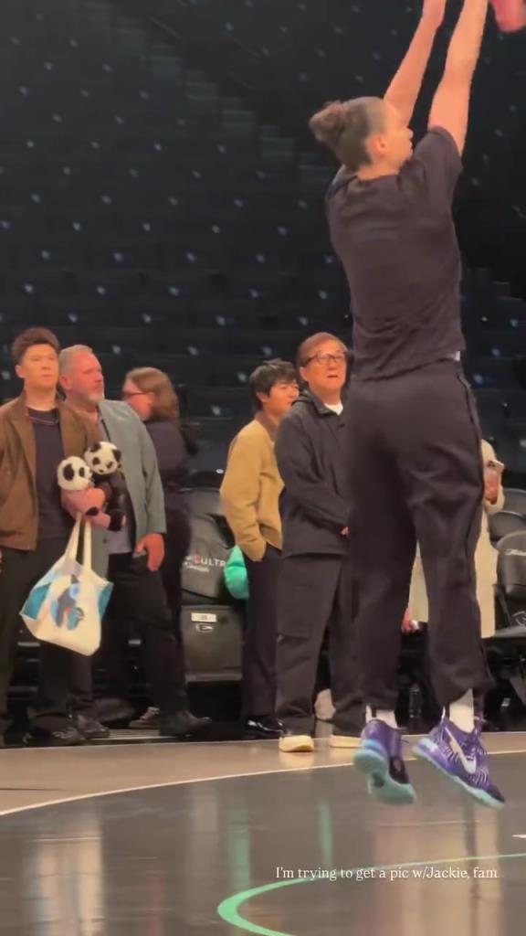 71歲成龍現(xiàn)身巴克萊中心看女籃比賽：她們投籃怎么那么準(zhǔn)?。?！